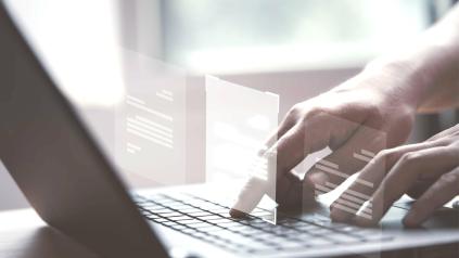 Personne travaillant sur son ordinateur